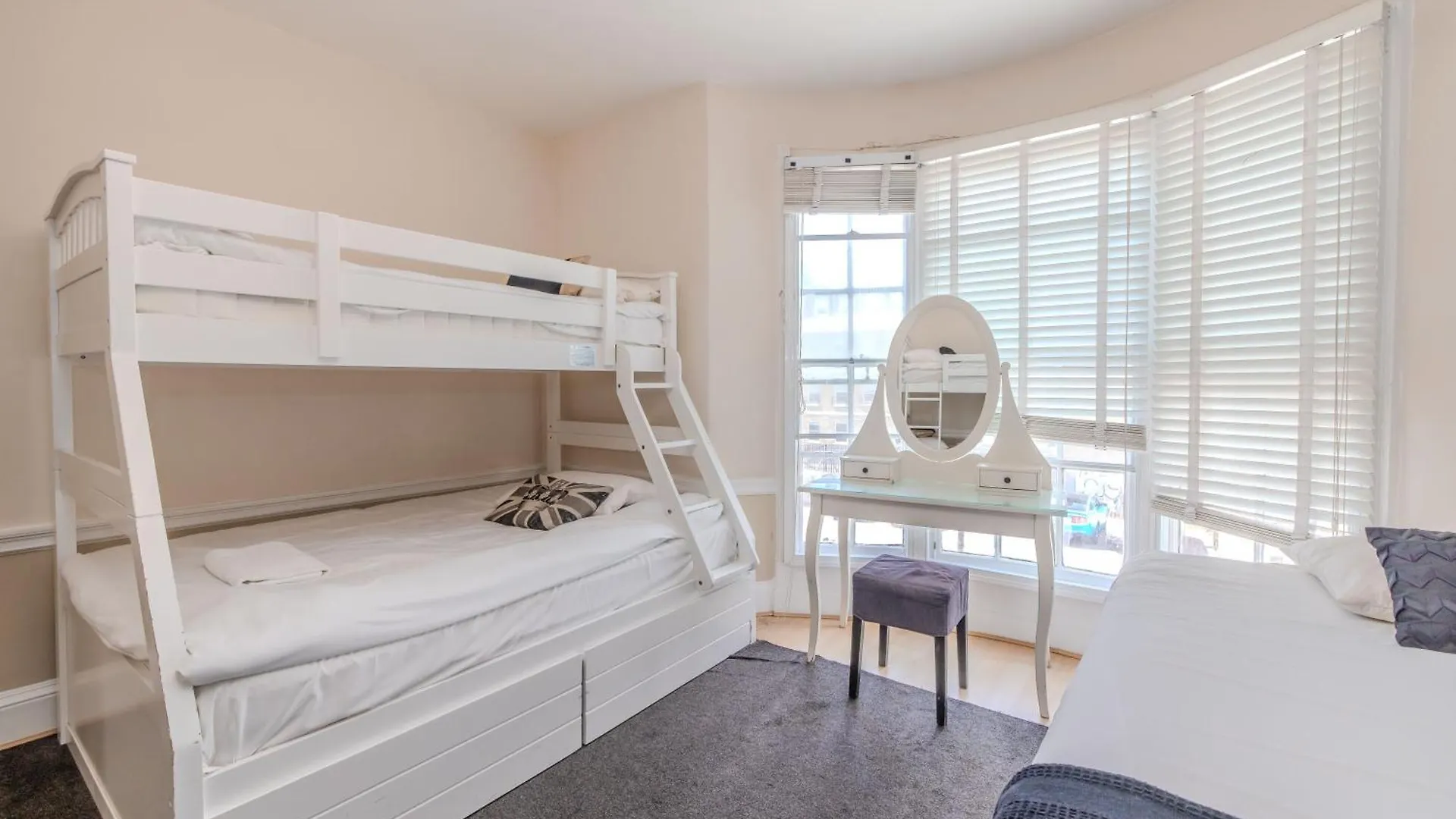 Perfect Seaside Getaway I Central Big Town House Next To Brighton Beach I First Choice For Big Group & Family Stay