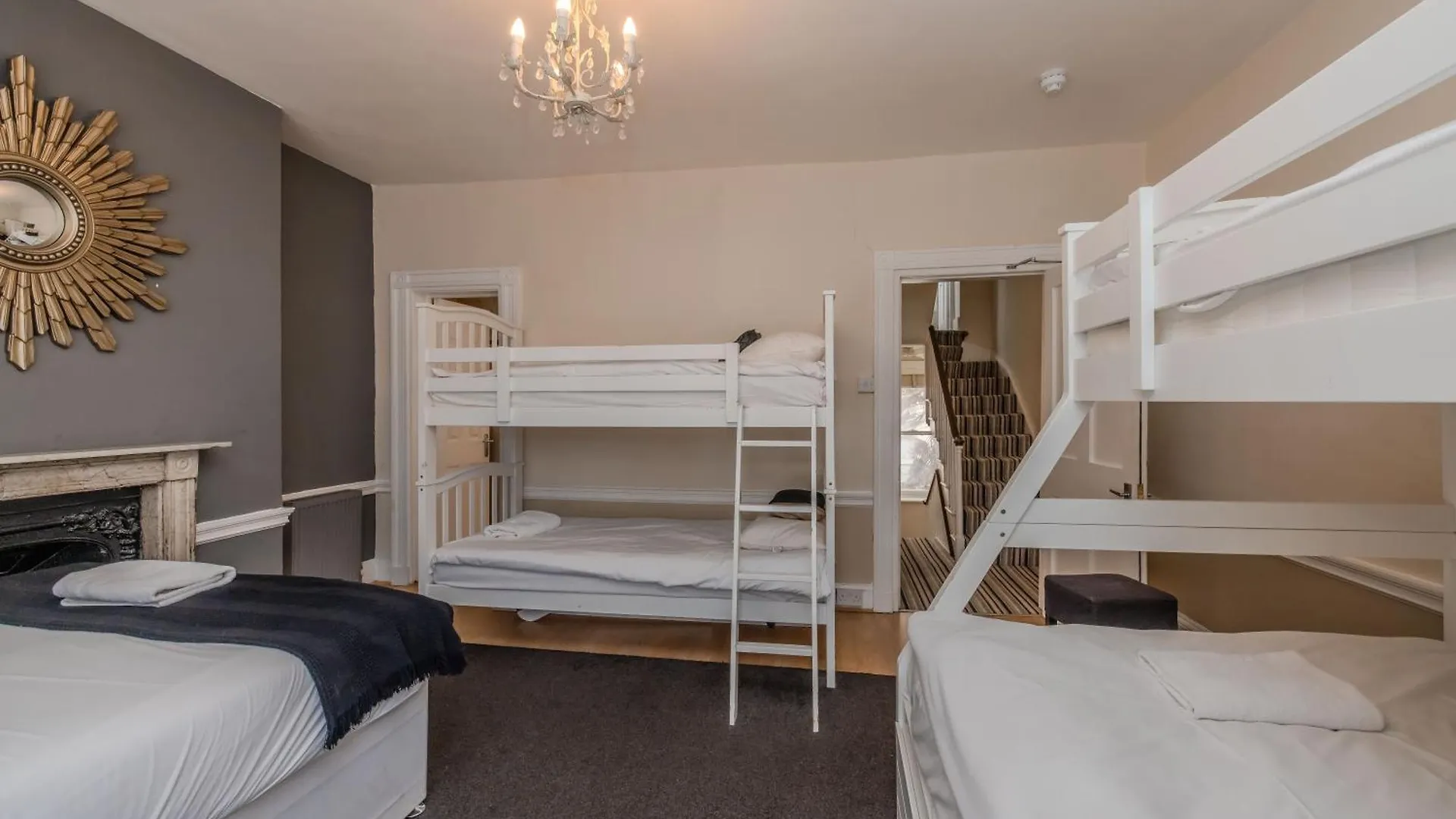 Perfect Seaside Getaway I Central Big Town House Next To Brighton Beach I First Choice For Big Group & Family Stay